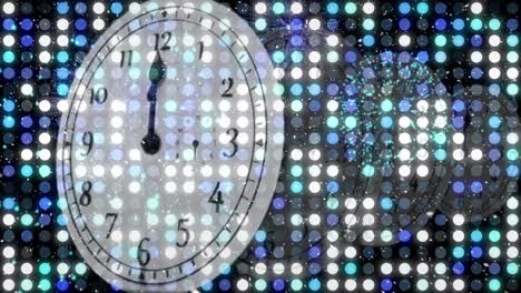 animación del reloj que muestra la medianoche, fuegos artificiales explotando con filas de puntos y nieve cayendo