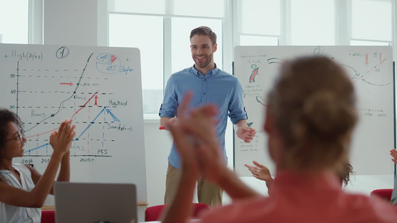 gente de negocios celebrando el éxito en la sala de reuniones