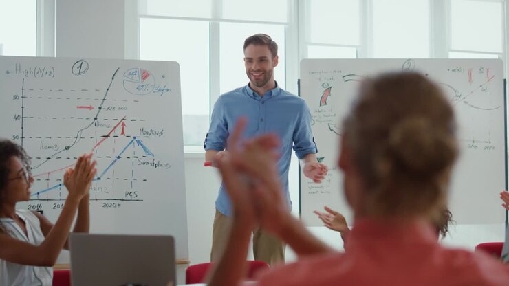 des hommes d'affaires célèbrent leur succès dans la salle de réunion.