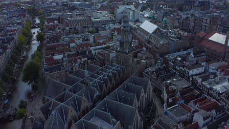 Antigua-Iglesia,-Catedral-En-Amsterdam-Amplio-Establecido-Aéreo