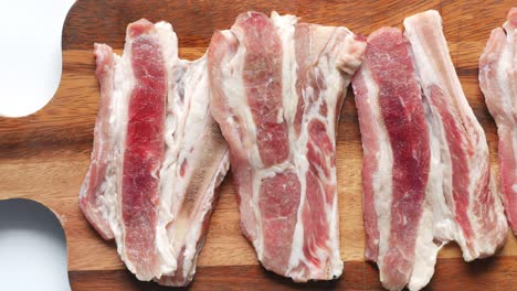 cerrar la carne cruda en una tabla de cortar