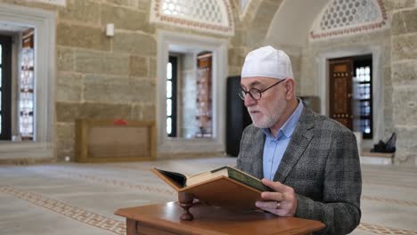 muslim man praying