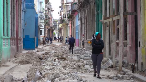 Una-Antigua-Calle-Es-Objeto-De-Construcción-Y-Obras-En-La-Ciudad-Vieja-De-La-Habana-Cuba-1