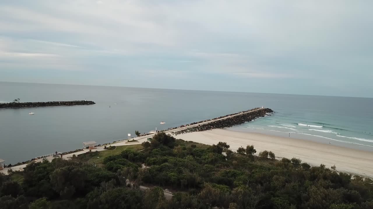 여름 골드 코스트 등대 동안 해변을 향해 무인 항공기 공중 이동