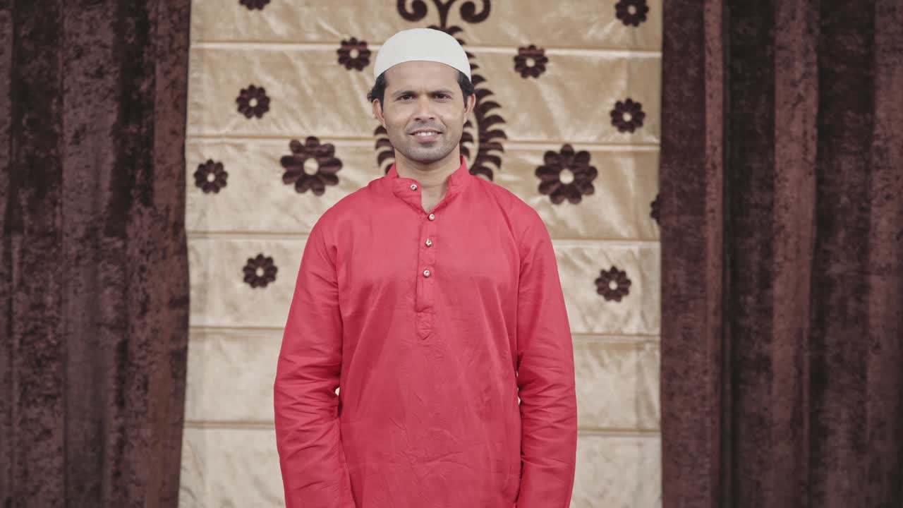 hombre musulmán feliz sonriendo a la cámara