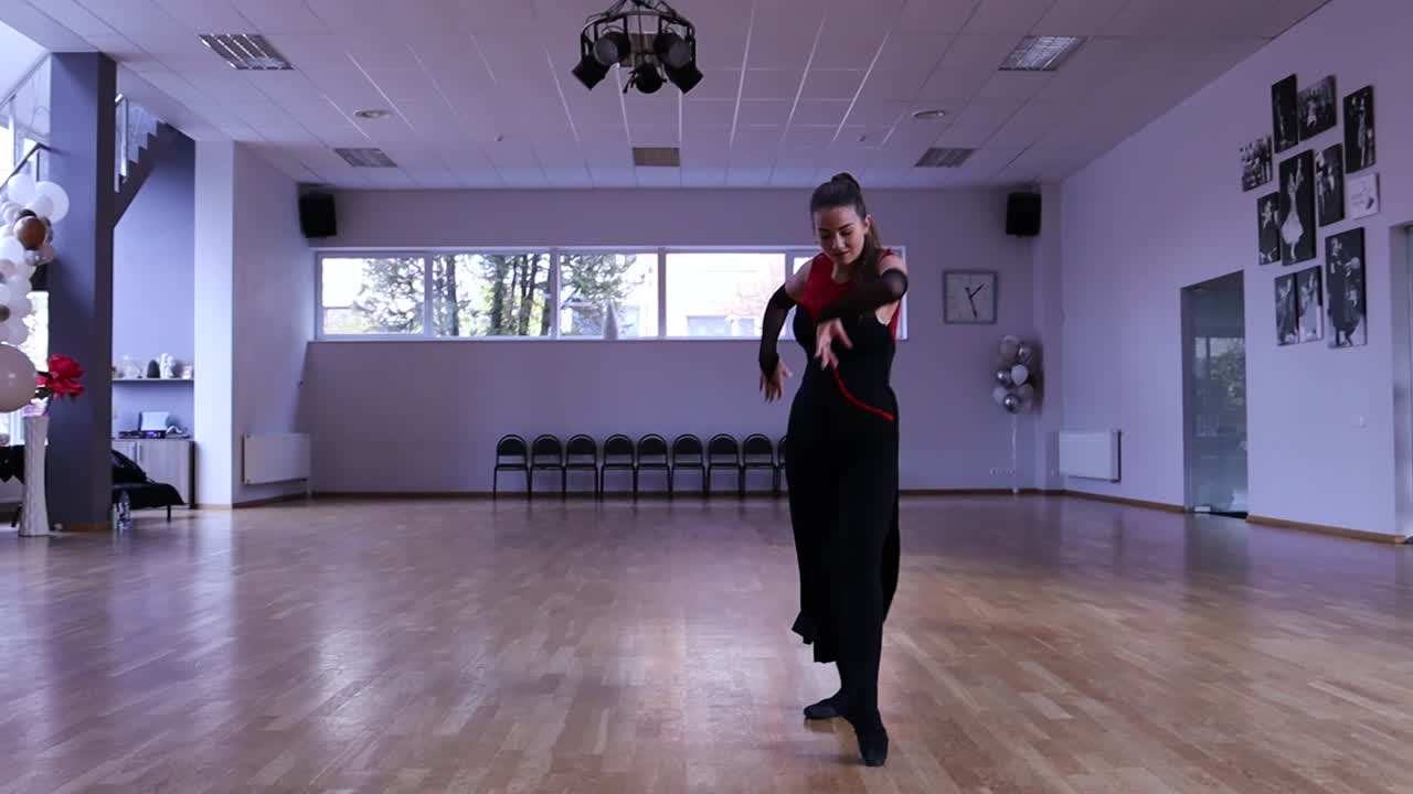 슬로우 모션 여성 댄서 회전