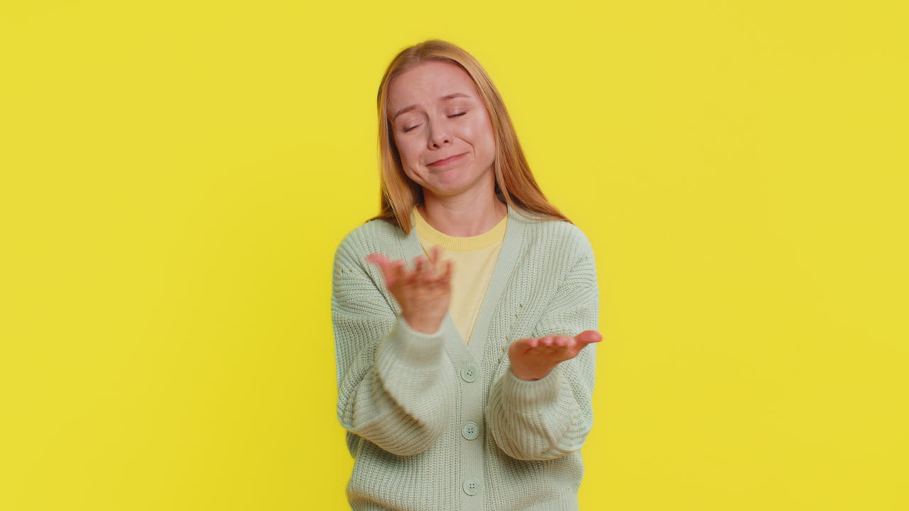 una joven triste pierde siendo sorprendida por los resultados de la lotería mala fortuna pérdida mala suerte noticias de la fortuna