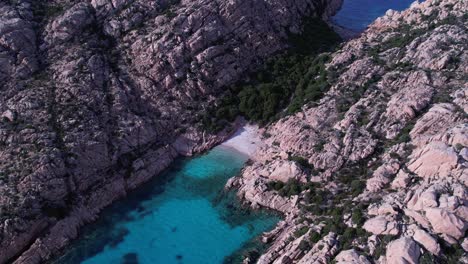 Vista-Aérea-De-La-Playa-Aislada-Con-Aguas-Turquesas-Rodeada-De-Rocas-De-Granito-En-Cala-Coticcio