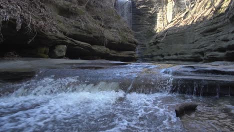 Majestätische-Felsige-Landschaft-Und-Waldfluss,-Der-Die-Stufen-Hinunterstürzt