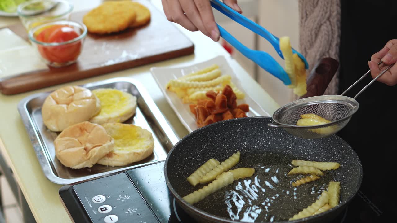 뜨거운 팬에서 을 사용하여 요리 된 감자를 가져가는 여성, 치즈 버거를 만드는 준비