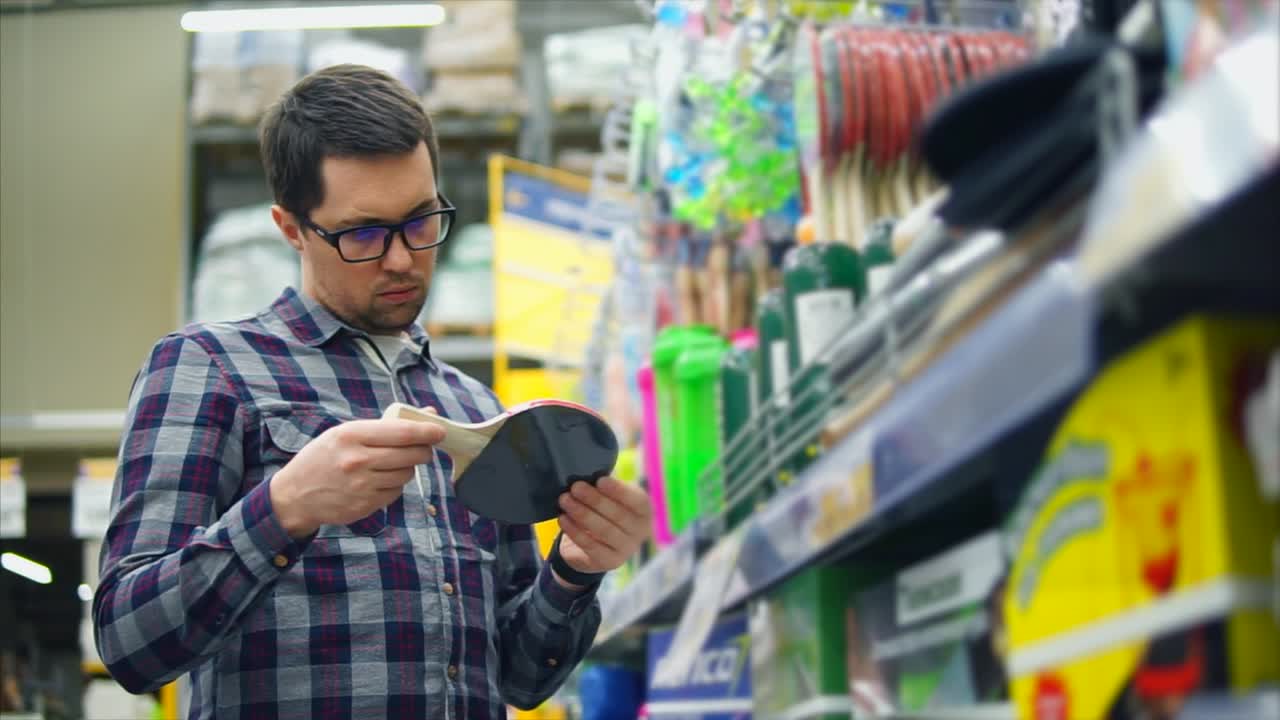 hombre comprando una paleta de tenis de mesa en una tienda