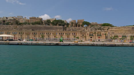 Valletta-Waterfront,-Architektonische-Gebäude-An-Der-Mittelmeerküste-In-Malta