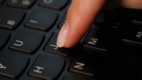 presionando el botón j en el teclado negro