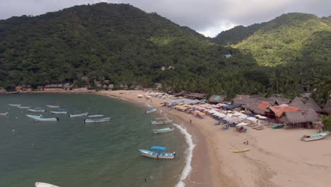 Playa-De-Yelapa-Con-Turistas-Y-Sombrillas-Durante-El-Verano-Cerca-De-Puerto-Vallarta-En-Jalisco,-México