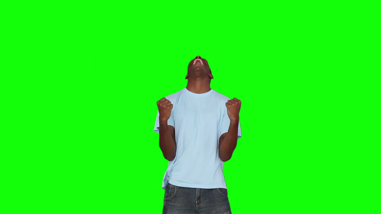 Jovem casual gritando e torcendo