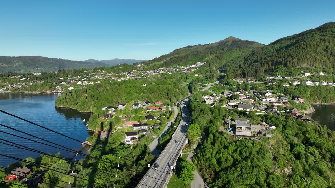 드론이 노르드호르드랜드 다리 타워 근처를 통과하여 케이블과 구조를 보여줍니다.