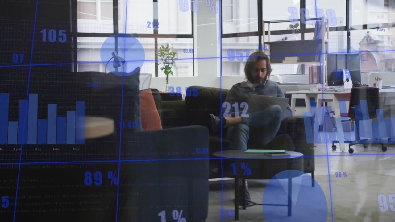 animación del procesamiento de datos estadísticos contra un hombre caucásico que usa una computadora portátil en la oficina