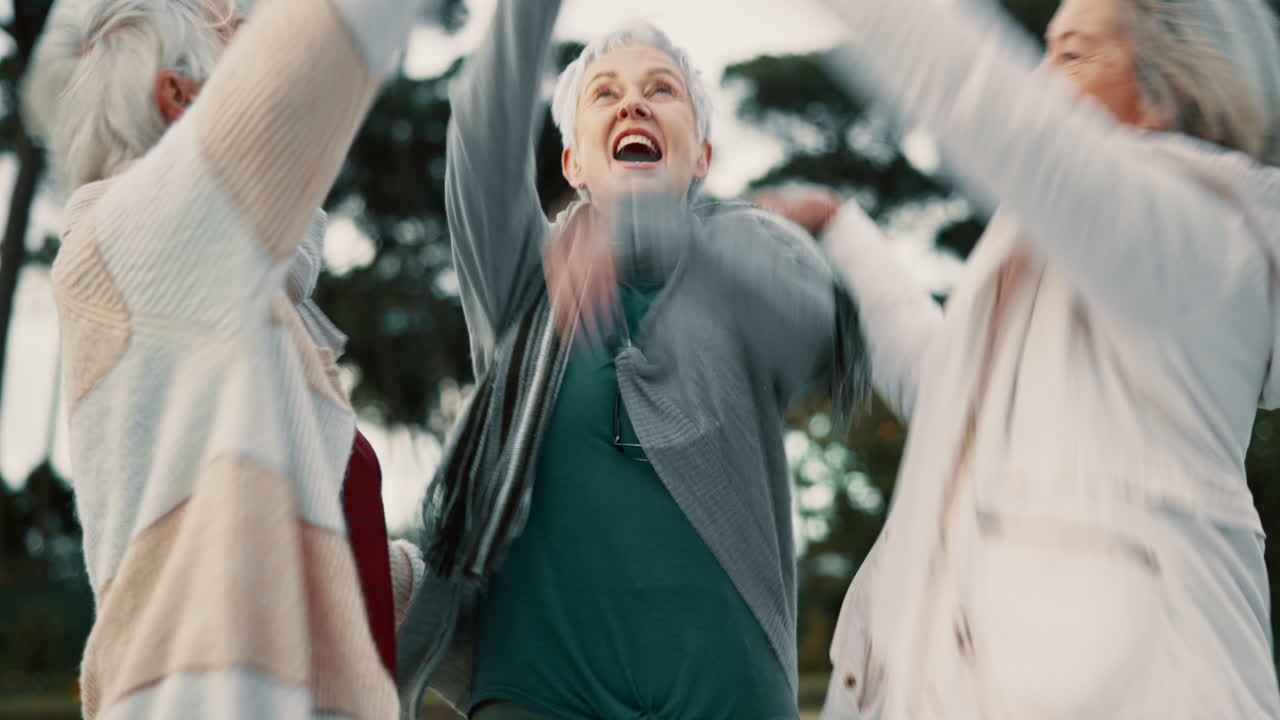 피트니스, 공원 또는 고령 여성들이 모여서