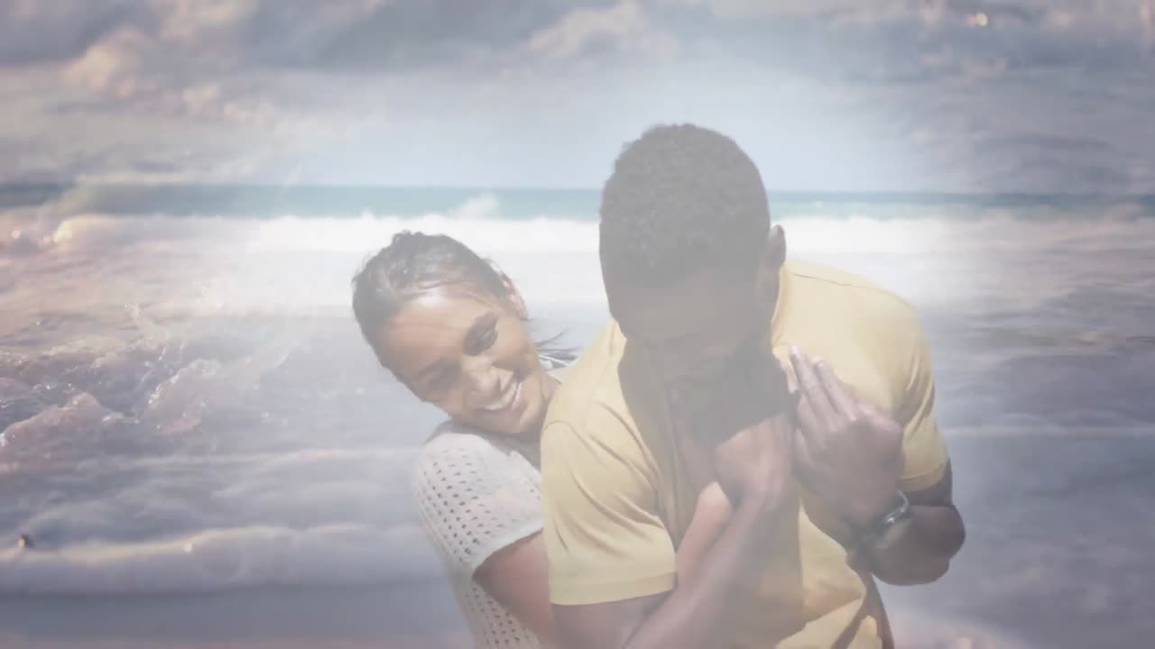 animación de una feliz pareja afroamericana divirtiéndose en la playa sobre el mar
