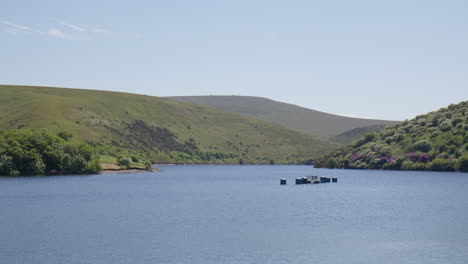 Panoramablick-Auf-Den-Meldon-Stausee-Mit-Plattform-Und-Bois-Auf-Dem-Wasser-Und-üppigen-Grünen-Hügeln-In-Der-Ferne,-Dartmoor,-England