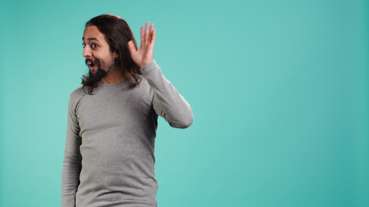 hombre sonriente saludando a sus amigos, agitando la mano