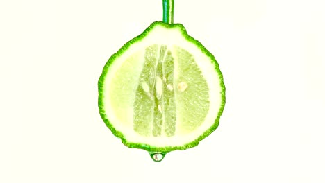 agua o aceites cayendo sobre una cal