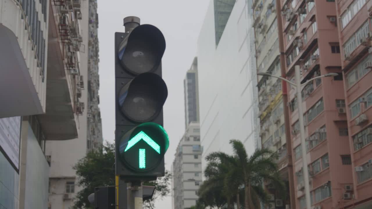 señal de tráfico de flecha verde en la ciudad de hong kong