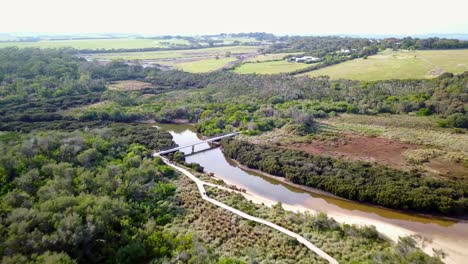 imágenes aéreas sobre el arroyo screw creek cerca de inverloch, victoria, australia