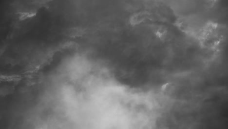 nubes grises dramáticas con nubes negras
