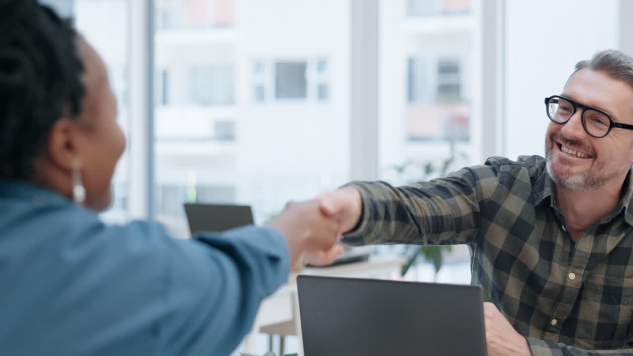 apretón de manos, entrevistas y gente de negocios