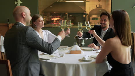 Gente-Pasando-Tiempo-En-Un-Restaurante