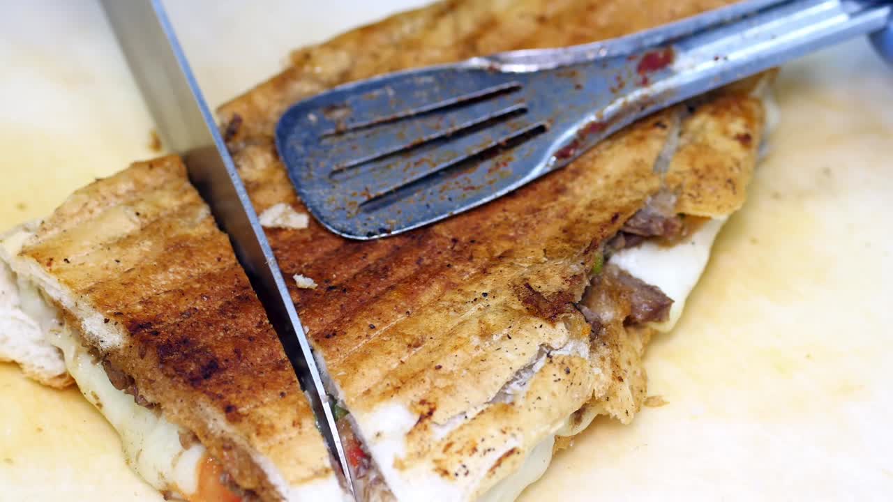 preparando un sándwich turco