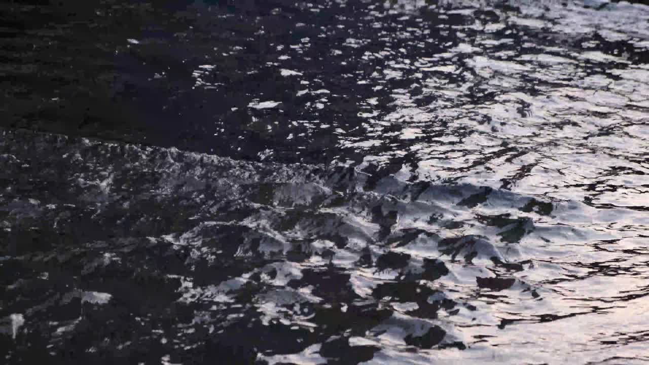 물에 반사되어 황금시간대에 흐르는 물