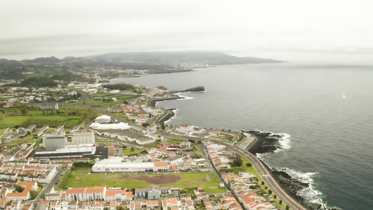 la ciudad de sao roque en las azores, toma aérea.