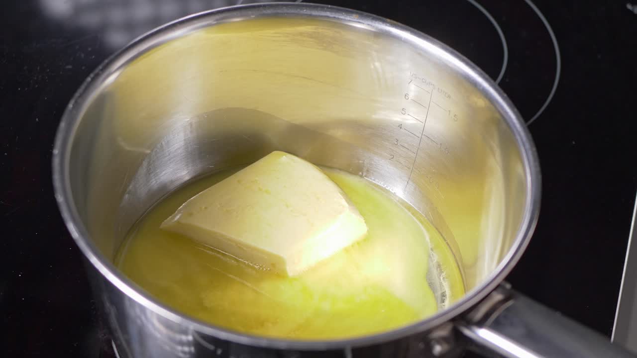timelapse de mantequilla derritiéndose en una olla.