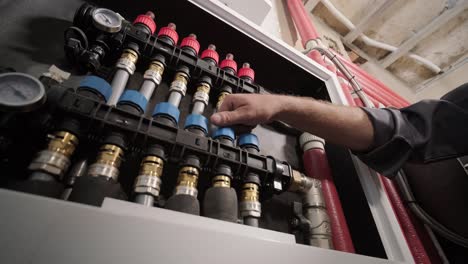 técnico de hvac instala sistemas de calefacción, ventilación y aire acondicionado