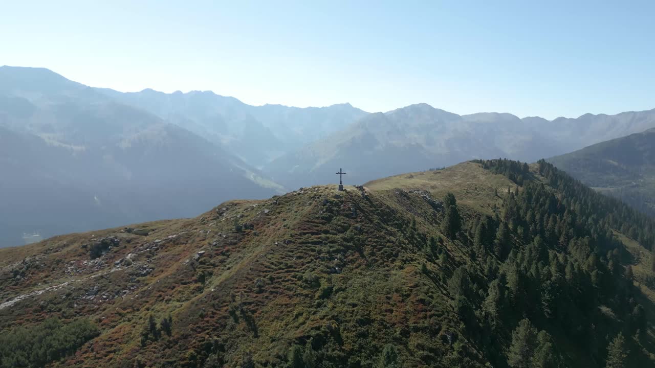 영화 드론 항공기 산 정상 위에 십자 기울기 아래로 멋진 전망 좋은 배경과 함께 정상의 재발견