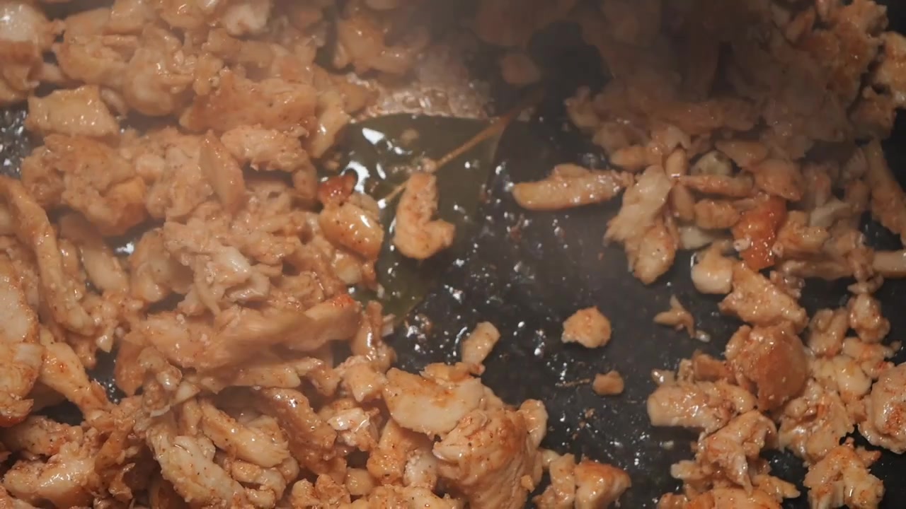 Saltare in padella striscioline di pollo condite