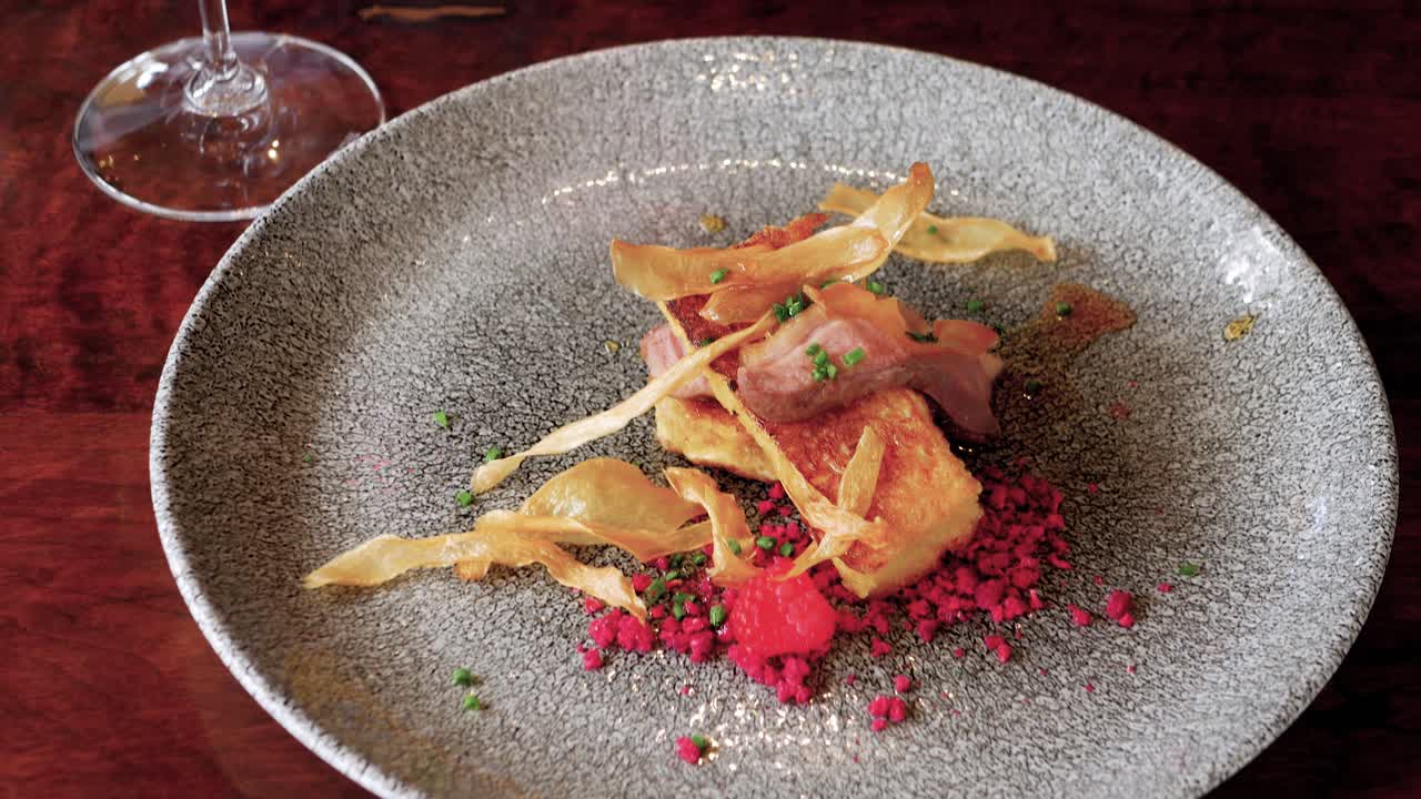 inclinado hacia abajo desde el vino tinto hasta la pechuga de pato ahumada con chips de champiñones ostra rey