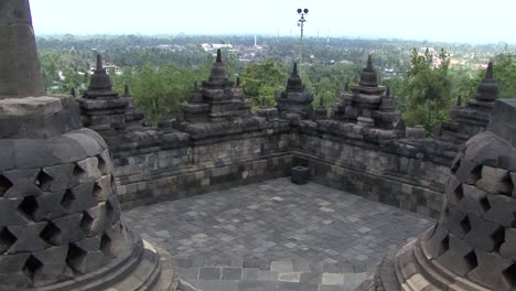 Stupas-Y-Los-Alrededores-Del-Templo-De-Borobudur,-Sitio-Del-Patrimonio-Mundial-De-La-Unesco,-Java-Central,-Indonesia,-Templo-Budista