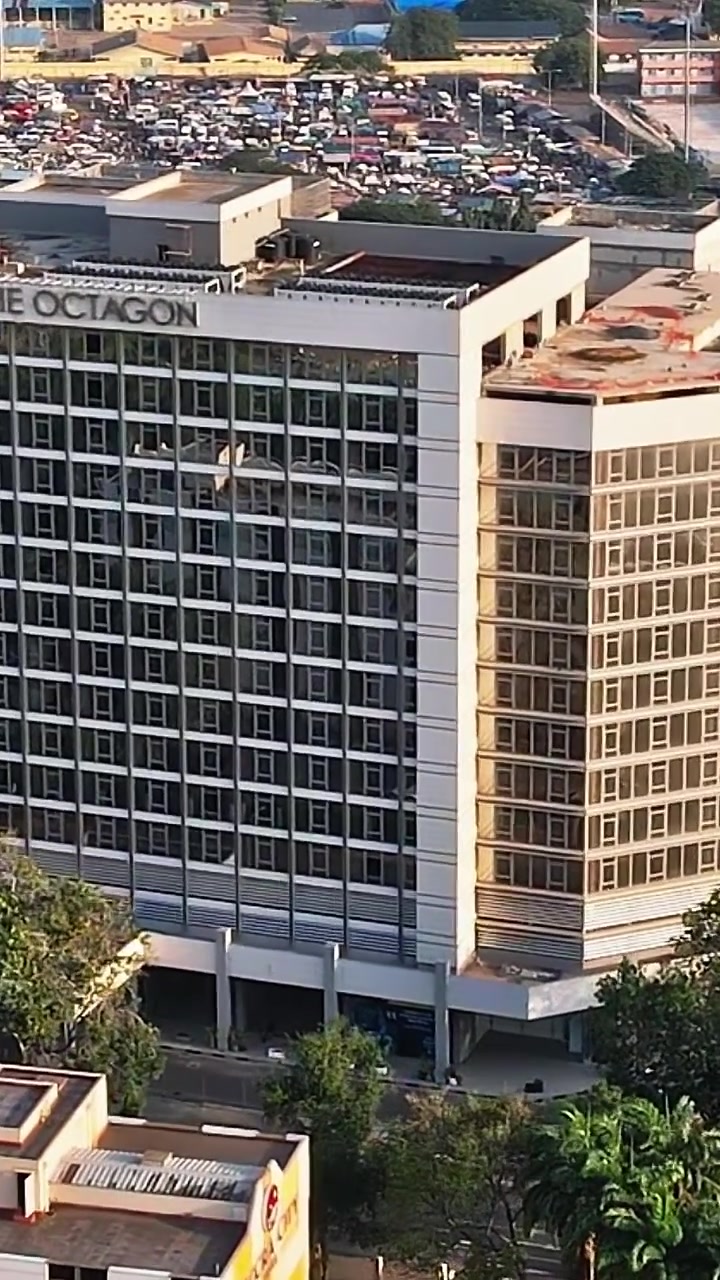 Vista aerea degli edifici della città e del cantiere edile ad Accra, in Ghana