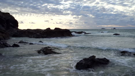 Low-Level-Luftaufnahme-In-Richtung-Von-Einem-Strand-Aufs-Meer