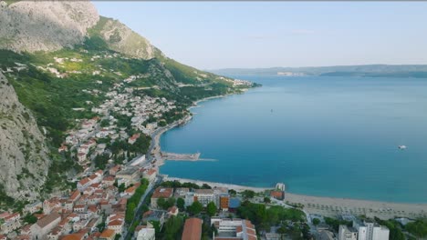 Un-Suave-Sobrevuelo-De-La-Ciudad-De-Omis,-Croacia,-Centrándose-En-El-Paisaje-Natural