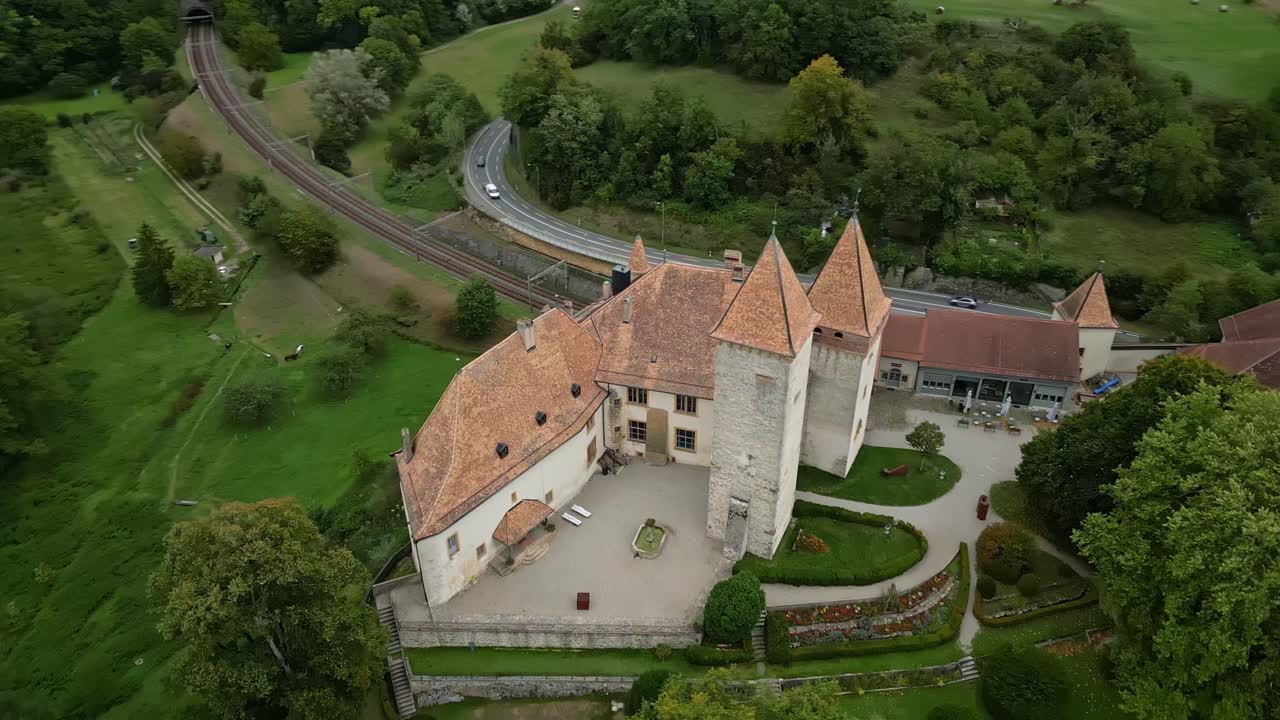 파랄락스 드론은 스위스 바우드주에 있는 아름다운 라 사라즈 성 바로 위에서 촬영되었습니다.