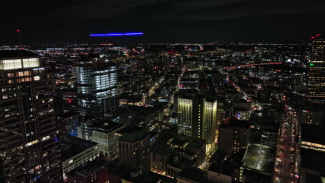 Portland-Oregon-Aerial-V118-Fliegt-Um-Den-Baublock-Des-Ritz-Carlton-Hotels-Zwischen-SW-10th-Avenue-Und-Washington-Street,-Panoramablick-Auf-Die-Innenstadt-–-Aufgenommen-Mit-Mavic-3-Cine-–-August-2022