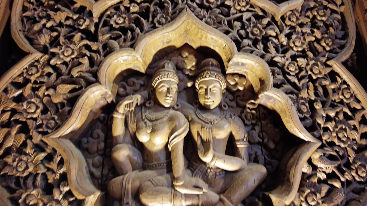 Decorazioni sui pilastri al Museo del Santuario della Verità. Due persone che si abbracciano amorevolmente, intagliate. Il più grande tempio-castello in legno.