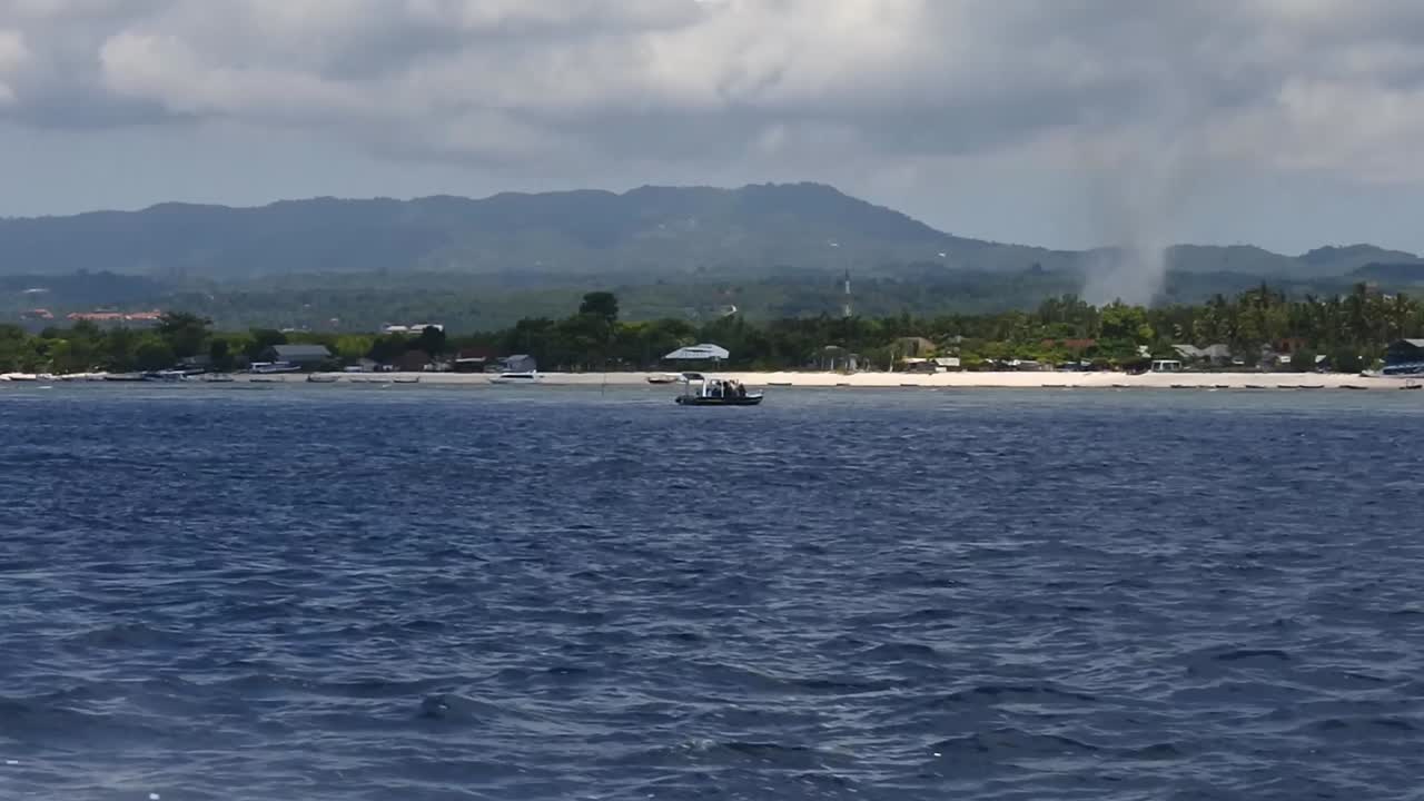 인도네시아 발리 의 누사 페니다 섬 에 있는 항해 보트 의 느린 움직임 촬영