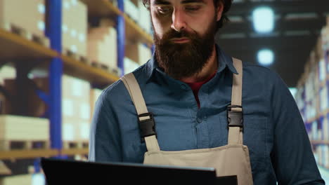 Ingeniero-De-Fábrica-Revisando-Paquetes-De-Carga-En-Depósito-Industrial