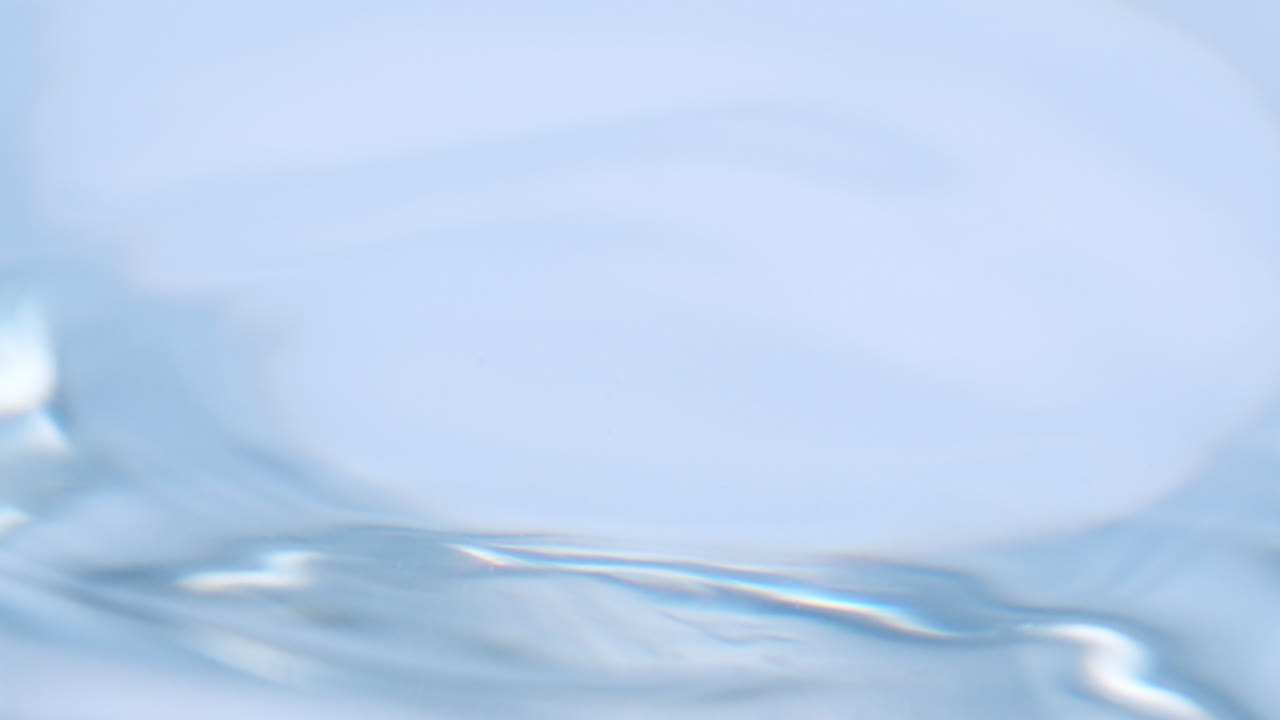 明るい水と ⁇ は波と波を生み出します