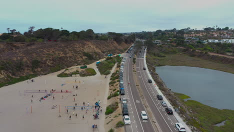 Vista-Aérea-De-La-Carretera-Urbana-Y-La-Playa-En-Del-Mar,-California---Toma-De-Drones